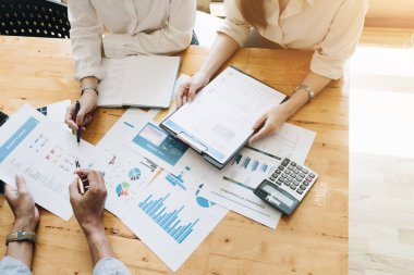 Profesyonel yatırımcı ve mali toplantı şimdiki zaman. Genç iş ekibi office oda mevcut pazarlama stratejileri planında yeni başlangıç projesi ile çalışıyor