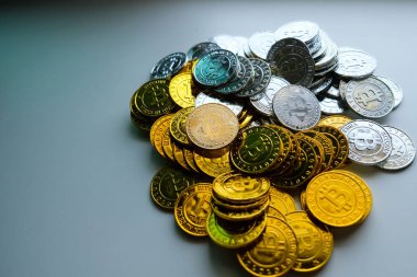 Beyaz zemin üzerine altın ve gümüş bitcoins. Cryptocurrency sanal cryptocurrency kavramı.