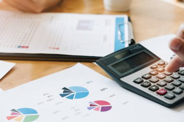 Hesaplama odak, profesyonel iş takım yatırımcı ve finans çalışma office, iş kavramı pazarlama kullanarak ele