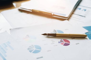 Sigorta primi kalem evrak, profesyonel yatırımcı ve mali Resepsiyon ofis, kağıt ve kalem masada, Office kavramı