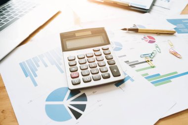 Hesap makinesi kalem ve dizüstü bilgisayarda çalışma alanı, profesyonel pazarlama ve finansal Resepsiyon ofis, laptop evrak ve kalem masada, Office kavramı