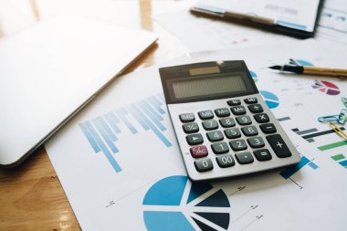 Hesap makinesi kalem ve dizüstü bilgisayarda çalışma alanı, profesyonel pazarlama ve finansal Resepsiyon ofis, laptop evrak ve kalem masada, Office kavramı