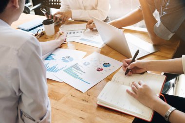 İş insanlar toplantı konferans tartışma kurumsal Toplantı salonunun bilgisayar dizüstü bilgisayar ve hesap makinesi, iş ekip toplantıları mevcut çalışma planı içinde kavramı