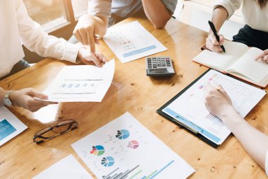 Finansal verilerle çalışma analiz tartışmak ve büyüme rapor grafik çalışma alanında pazarlama iş takım toplantısı