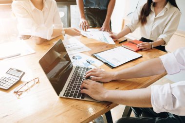 Profesyonel yatırımcı ve mali toplantı şimdiki zaman. Genç iş takım oda ofis pazarlama stratejileri planı raporu, Office kavramı ile mevcut yeni başlangıç proje ile çalışma