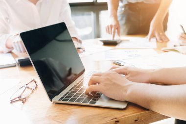 İş insanlar el ofis, iş adamları klavye yazarak mevcut pazarlama stratejileri planı çalışma, iş kavramı.