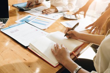 Çalışma çözümleme, profesyonel yatırımcı tartışmak toplantı ve mali toplantı şimdiki zaman, iş takım oda ofis, iş kavramı yeni başlangıç proje çalışma ders