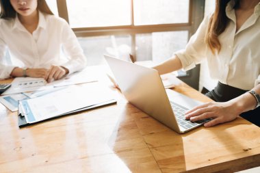 Çalışma çözümleme, profesyonel yatırımcı tartışmak toplantı ve mali toplantı şimdiki zaman, iş takım oda ofis, iş kavramı yeni başlangıç proje çalışma ders