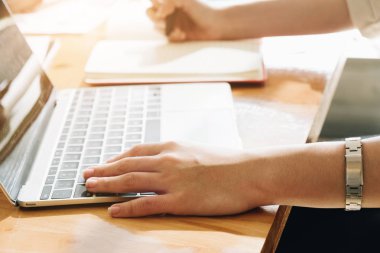 Bilgisayar laptop ve defter, makale blog fikirler, serbest yazar ve blogger, kopya yazar kavramı yazma kadın çalışmak