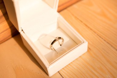 Ahşap arka plan kutusunda güzel alyans