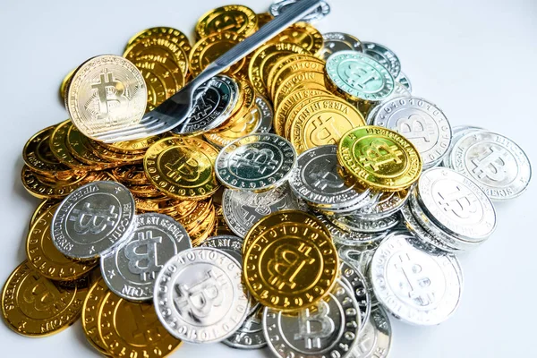 Bitcoins Oro Plata Sobre Fondo Blanco Criptomoneda Concepto Criptomoneda Virtual — Foto de Stock