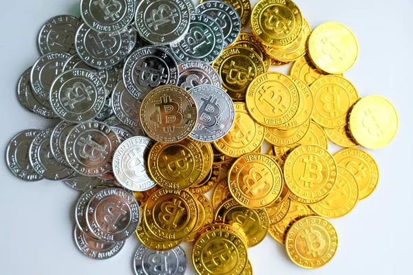 Bitcoins Oro Plata Sobre Fondo Blanco Criptomoneda Concepto Criptomoneda Virtual — Foto de Stock