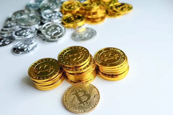 Bitcoin Oro Argento Sfondo Bianco Cryptocurrency Concetto Criptovaluta Virtuale — Foto Stock