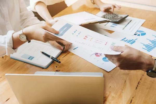 İş ekip toplantıları mevcut, iş insanlar toplantı konferans tartışma Şirket kavramı toplantı odasında, takım çalışması iş adamı ve kadın yatırımcı bir projeyi yeni başlangıç çalışma grubu