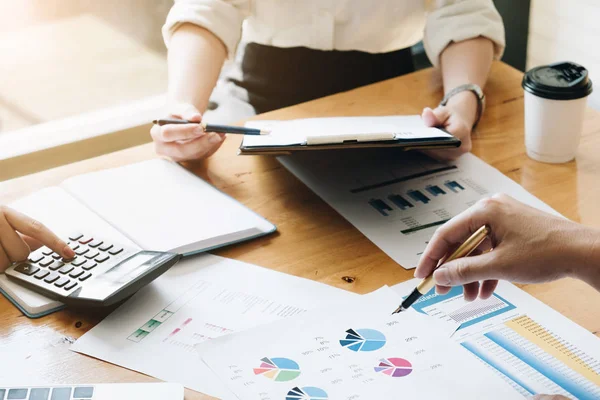 Profesyonel yatırımcı ve mali toplantı şimdiki zaman. Genç iş takım oda ofis pazarlama stratejileri planı kahve fincanı, Office kavramı ile mevcut yeni başlangıç proje ile çalışma