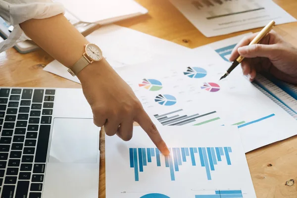 Profesyonel yatırımcı ve mali toplantı şimdiki zaman. Genç iş takım oda ofis pazarlama stratejileri planı raporu, Office kavramı ile mevcut yeni başlangıç proje ile çalışma