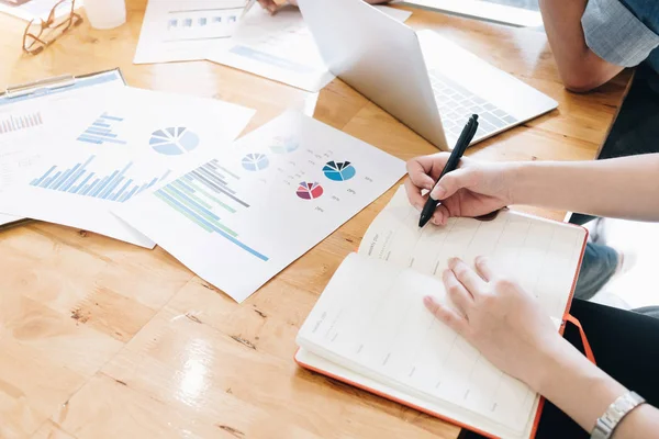 Çalışma çözümleme, profesyonel yatırımcı tartışmak toplantı ve mali toplantı şimdiki zaman, iş takım oda ofis, iş kavramı yeni başlangıç proje çalışma ders