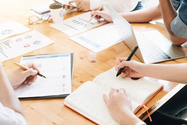 Çalışma çözümleme, profesyonel yatırımcı tartışmak toplantı ve mali toplantı şimdiki zaman, iş takım oda ofis, iş kavramı yeni başlangıç proje çalışma ders