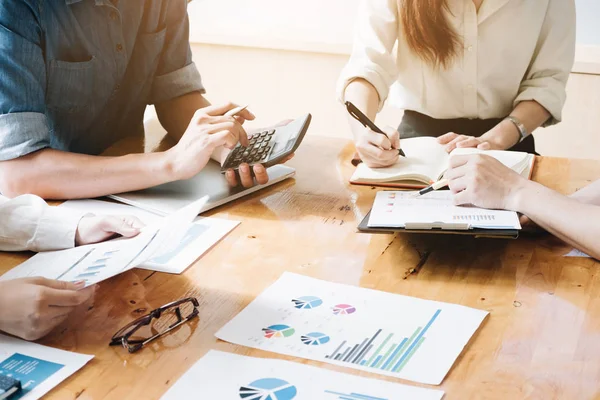 Profesyonel yatırımcı ve mali toplantı şimdiki zaman. Oda ofis yeni başlangıç projede çalışan genç iş team mevcut pazarlama stratejileri planı ve Calculate gelir