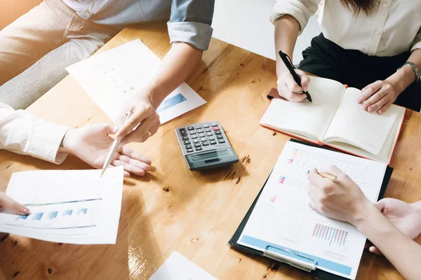 Profesyonel yatırımcı ve mali toplantı şimdiki zaman. Oda ofis yeni başlangıç projede çalışan genç iş team mevcut pazarlama stratejileri planı ve Calculate gelir