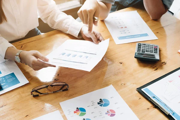 Finansal verilerle çalışma analiz tartışmak ve büyüme rapor grafik çalışma alanında pazarlama iş takım toplantısı