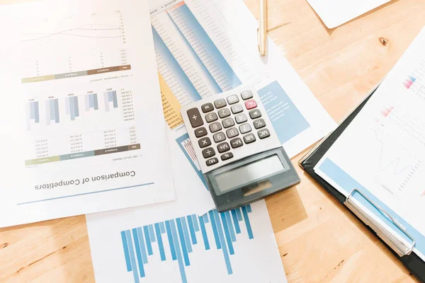 hesap makinesi ve kalem evrak, profesyonel yatırımcı ve mali Resepsiyon ofis, Office kavramı