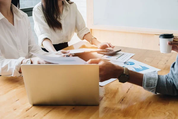 Inversionista Profesional Reunión Financiera Presente Equipo Negocio Joven Que Trabaja Imagen De Stock