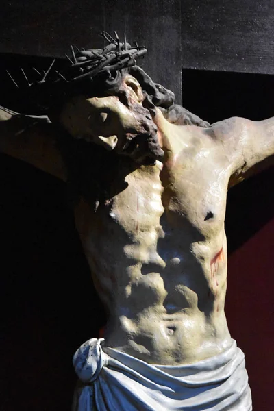 十字架につけられたイエスは サンタンドレア クイリナーレに塗られた木製の像 — ストック写真