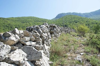 Parkta dağlarda güzel manzara