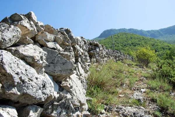 Parkta dağlarda güzel manzara