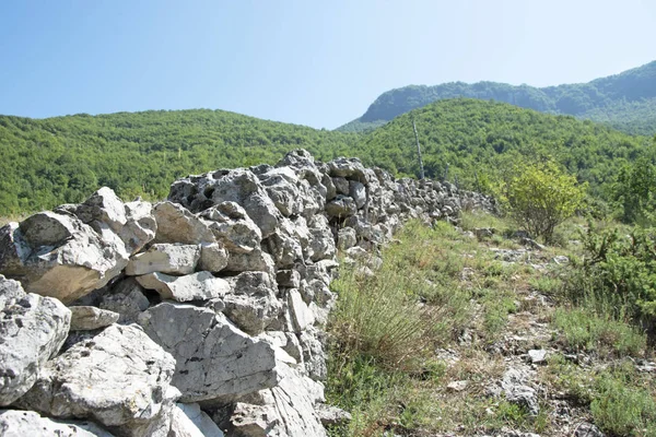 Parkta dağlarda güzel manzara