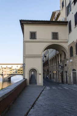 Ponte Vecchio Floransa 'da Arno nehri ve Vasari Koridoru üzerinde