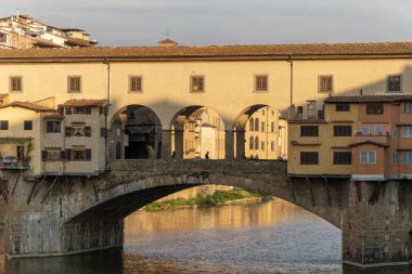 Ponte Vecchio Floransa 'da Arno nehri ve Vasari Koridoru üzerinde