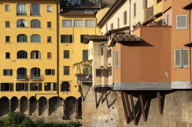Ponte Vecchio Floransa 'da Arno nehri ve Vasari Koridoru üzerinde