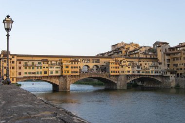 Ponte Vecchio Floransa 'da Arno nehri ve Vasari Koridoru üzerinde