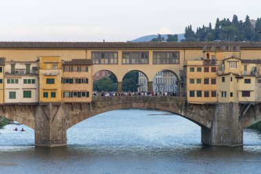 Ponte Vecchio Floransa 'da Arno nehri ve Vasari Koridoru üzerinde