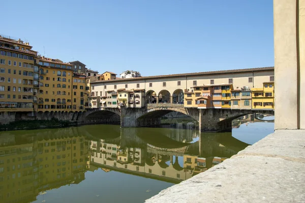 Ponte Vecchio Floransa 'da Arno nehri ve Vasari Koridoru üzerinde