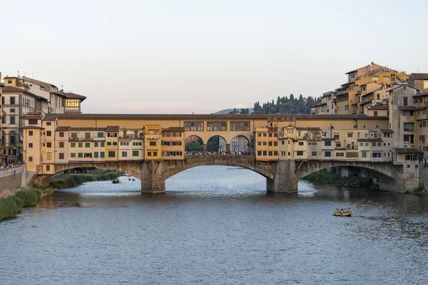 Ponte Vecchio Floransa 'da Arno nehri ve Vasari Koridoru üzerinde