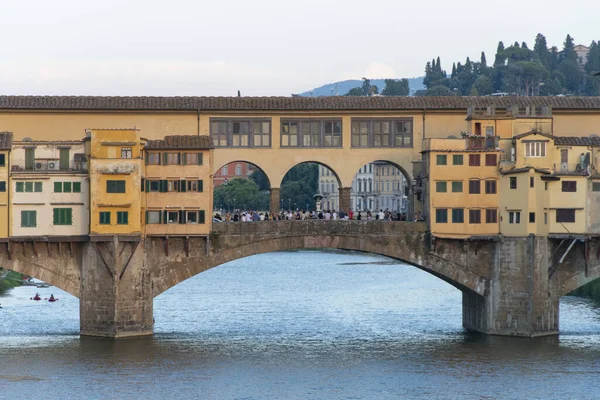 Ponte Vecchio Floransa 'da Arno nehri ve Vasari Koridoru üzerinde