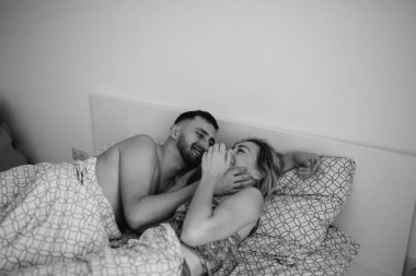 Genç yetişkin çift yatak, siyah ve beyaz sarılma yüksek açılı görünüş