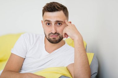 adam kameraya bakarak yatak odasında portresi