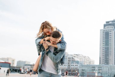 şehir sokak dalga geçmeyi genç yetişkin çift