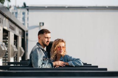 uzak uzak açık havada Genç yetişkin çift görünümünü