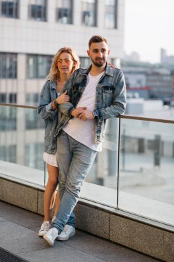 modern cityscape karşı genç yetişkin çift kucaklayan doğal görünümü 