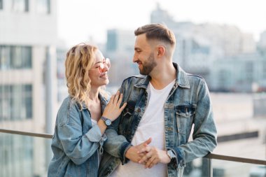 modern cityscape karşı genç yetişkin çift kucaklayan doğal görünümü 