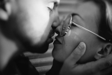 Genç yetişkin çift, siyah ve beyaz öpüşme yan görünüm