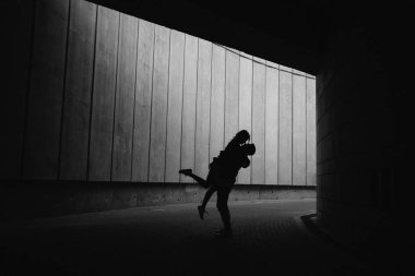 duvara, siyah ve beyaz çift siluetleri sarılma