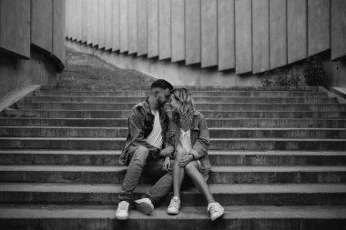 casual giyim somut adımlar üzerinde genç yetişkin çift