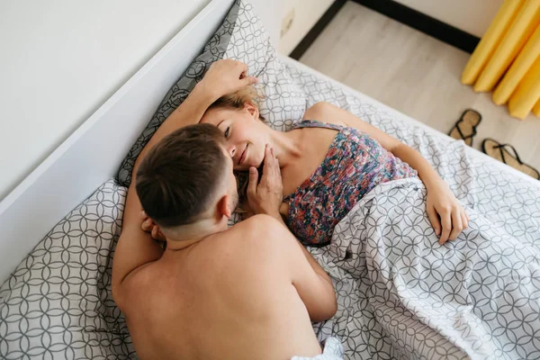 Visão Alto Ângulo Jovem Casal Adulto Abraçando Cama — Fotografia de Stock