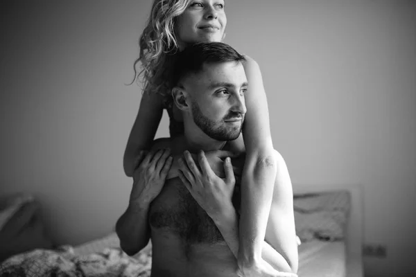 年轻的成人夫妇在床上看着远离 — 图库照片